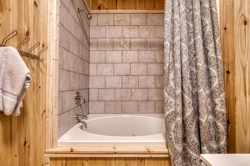 Black Bear Falls - With An In-Law Suite Gatlinburg Exterior photo